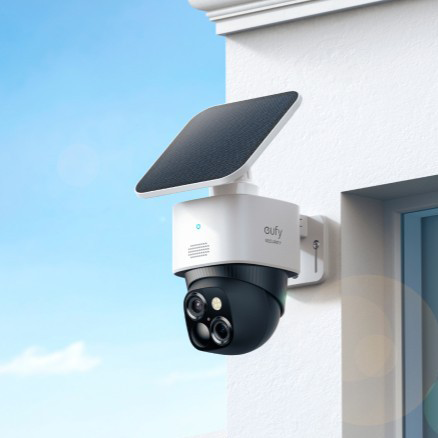 Eufy Außen-Überwachungskamera mit Solarpanel an einer Hauswand bei Tageslicht montiert.