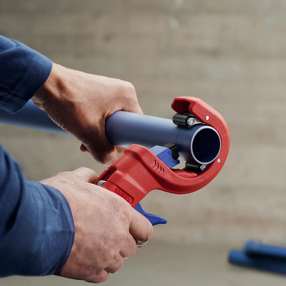 KNIPEX Rohrabschneider DP50 Rohrschneider für dünnwandige Kunststoff-Abflussrohre mit Kunststoff überzogen 202 mm