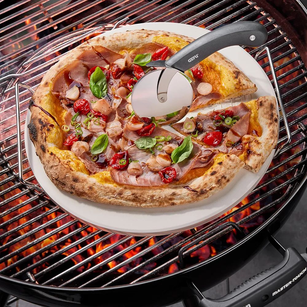 GEFU Pizzastein mit Gestell + Pizzaschneider DARIOSO, rund