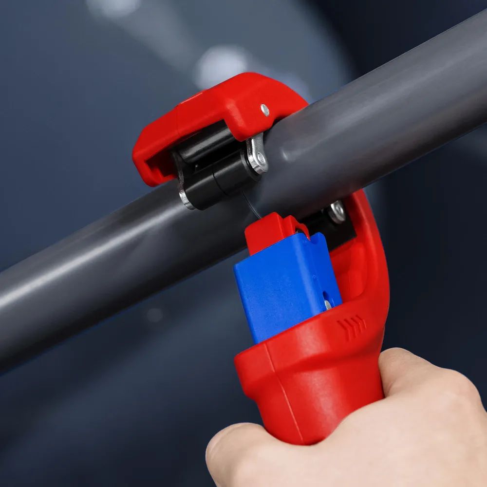 KNIPEX DPT50 Rohrschneider für dickwandige Kunststoffrohre, auch kerngeschäumt Schneiden und Anfasen in einem Schritt mit Kunststoff überzogen 202 mm