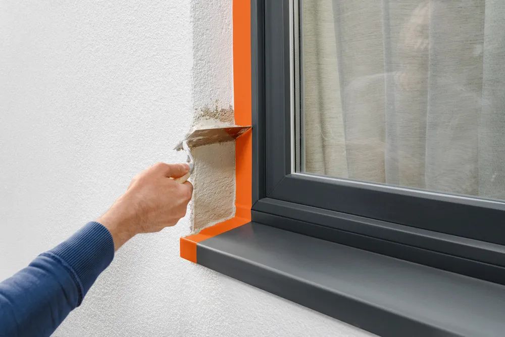 tesa® PVC Putzband – glatt – Abdeckband für saubere Abschlüsse