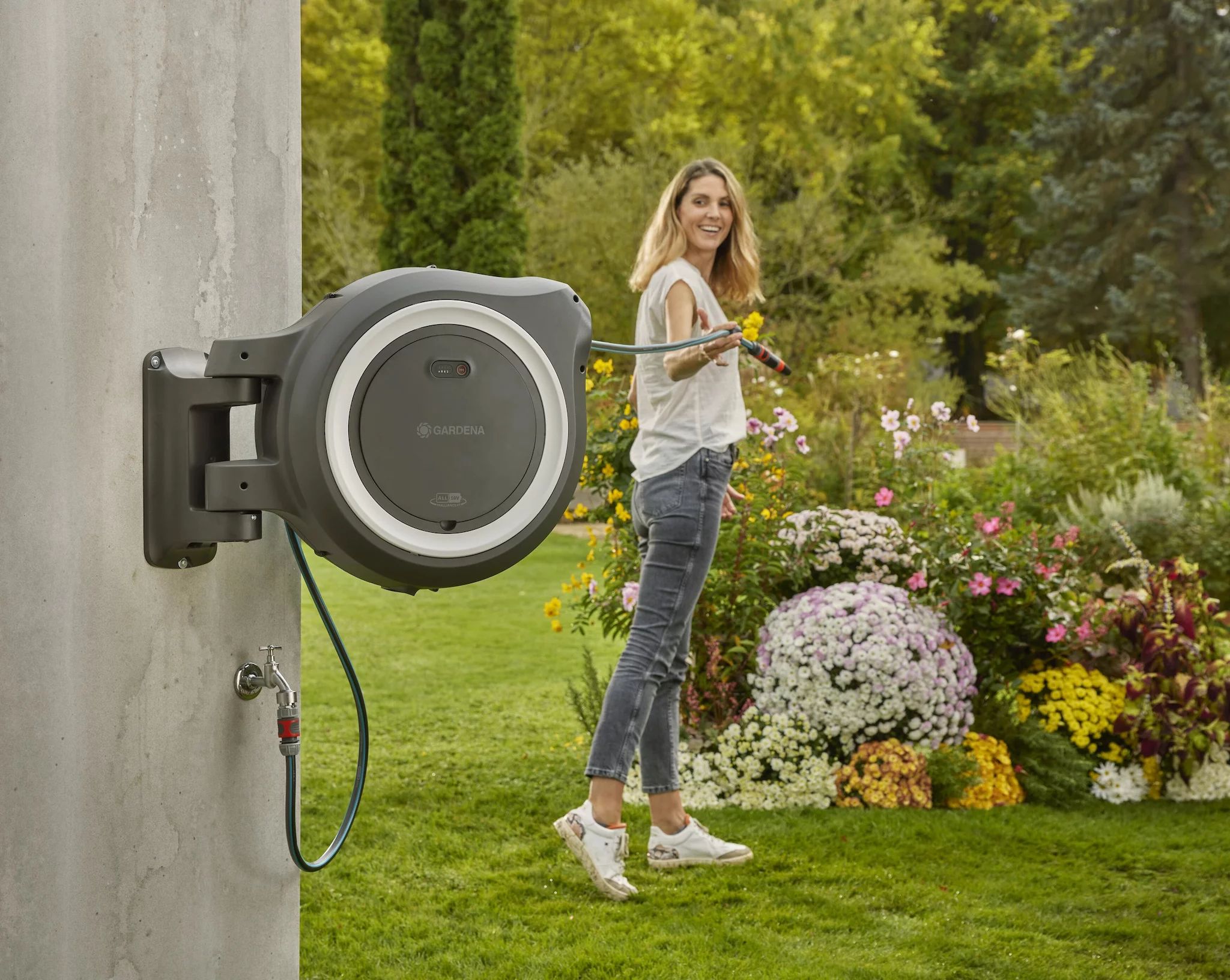 Gardena Akku-Wand-Schlauchbox PowerRoll XXL 18V P4A Ready-To-Use Set (weiß), 40m