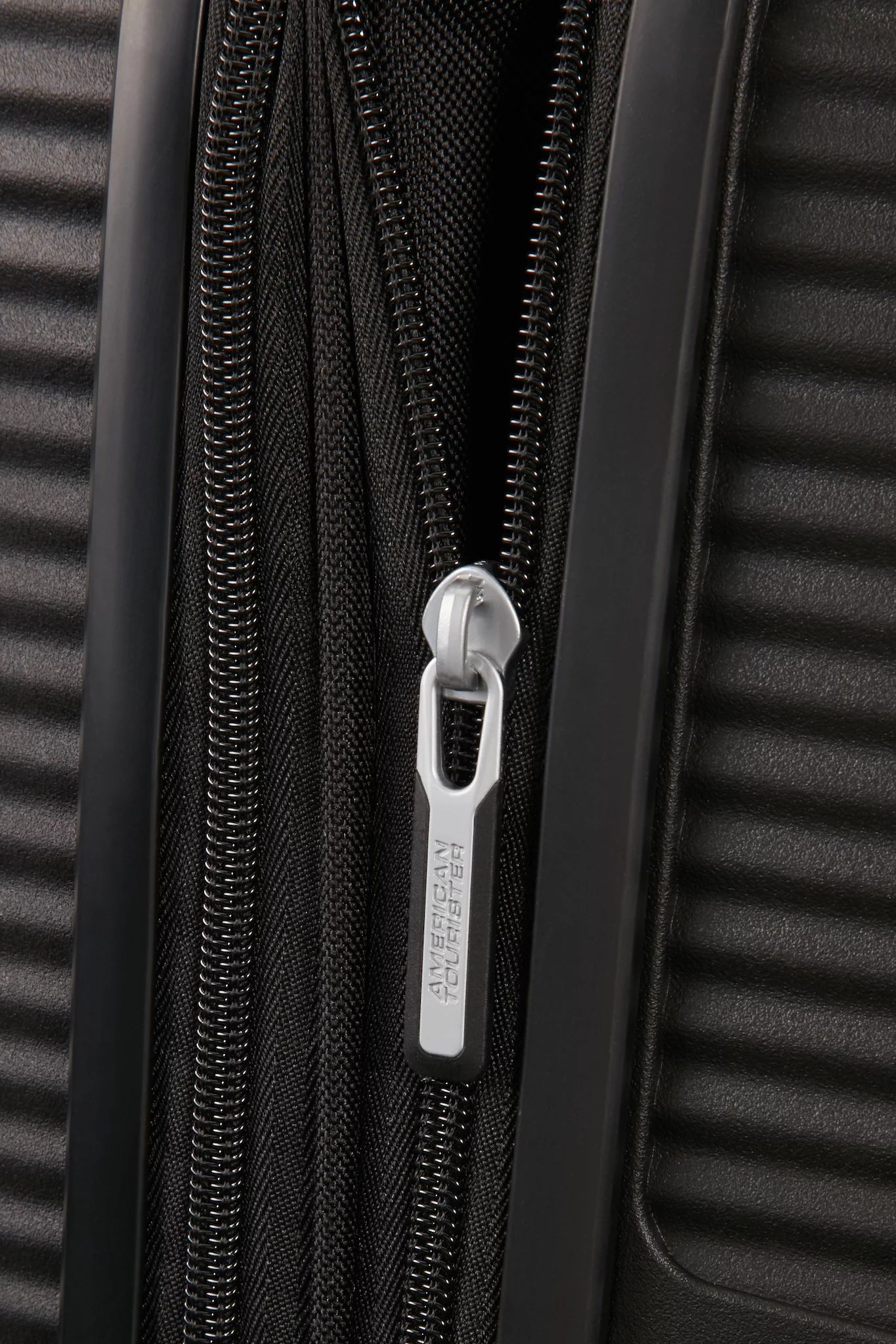 AMERICAN TOURISTER SOUNDBOX  SPINNER 55/20 TSA EXP, BASS BLACK