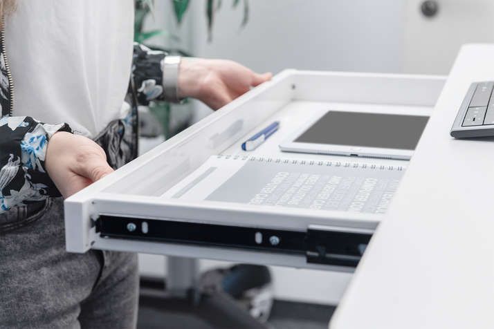 DIGITUS Elektrisch höhenverstellbarer Schreibtisch mit USB-Ladestation und Schublade