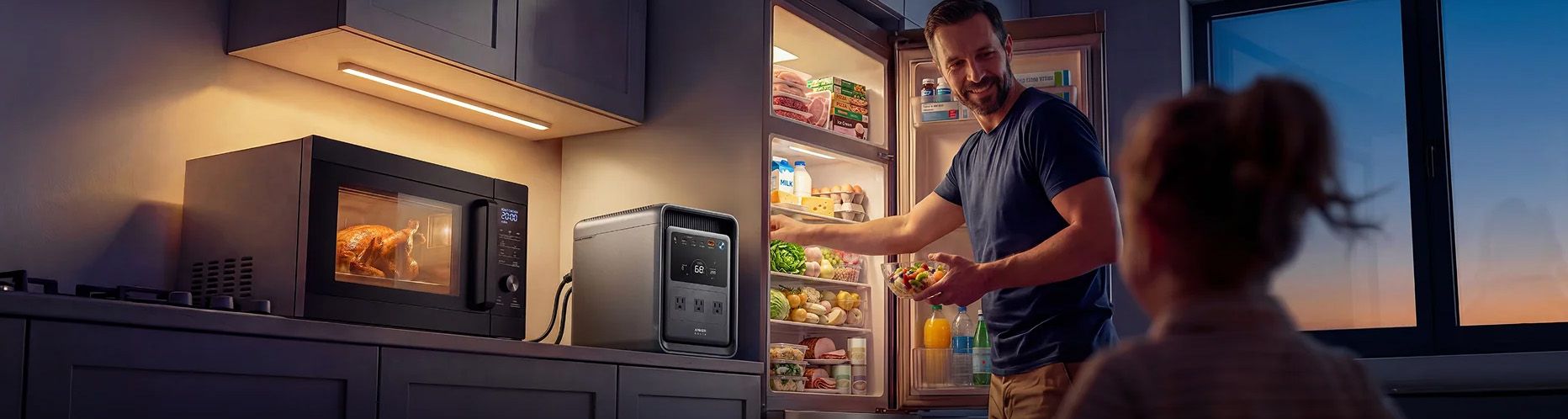 Anker SOLIX S2000 Powerstation versorgt Kühlschrank und Küchengeräte bei einem Stromausfall mit Energie