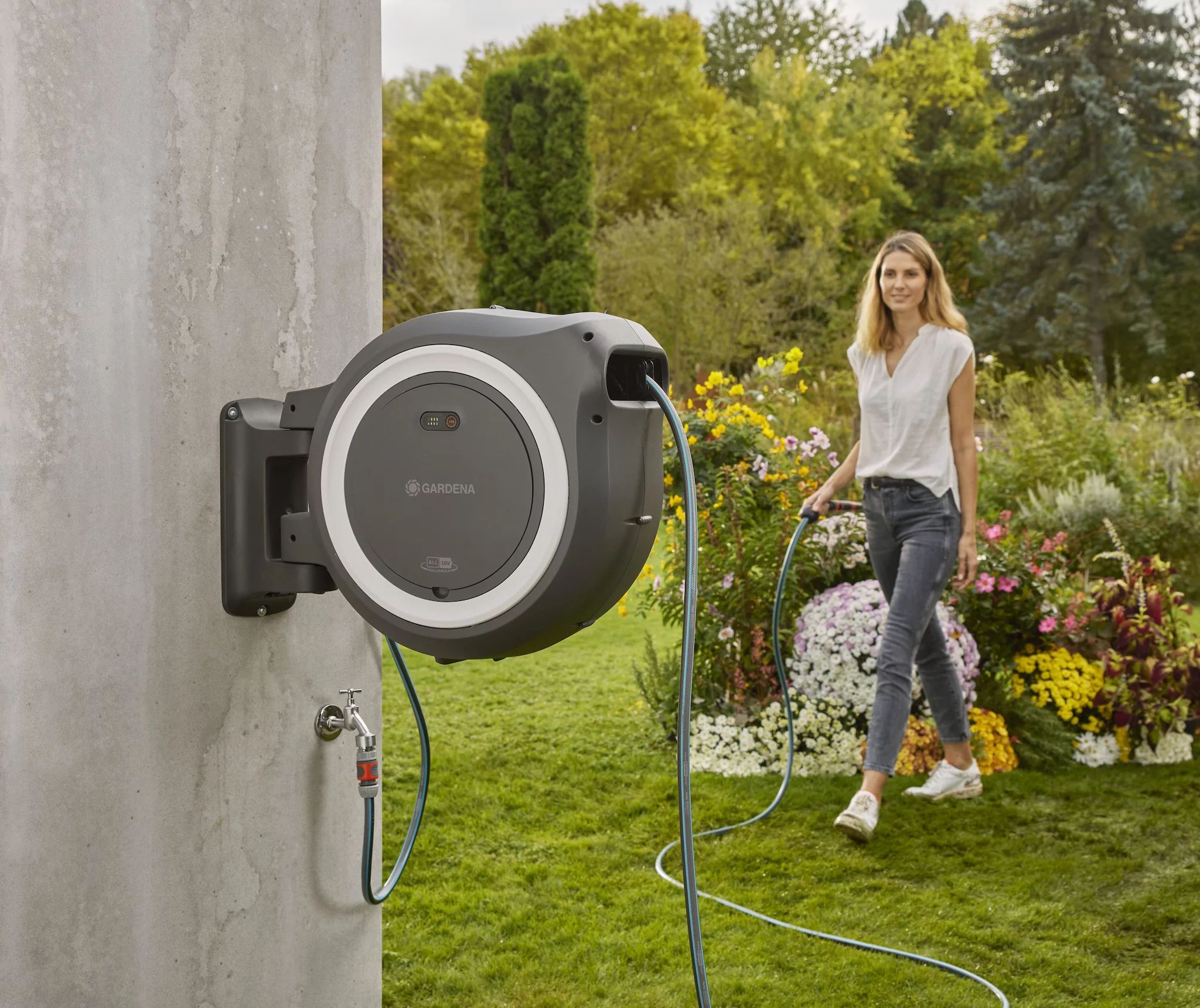 Gardena Akku-Wand-Schlauchbox PowerRoll XL 18V P4A solo (weiß), 35m