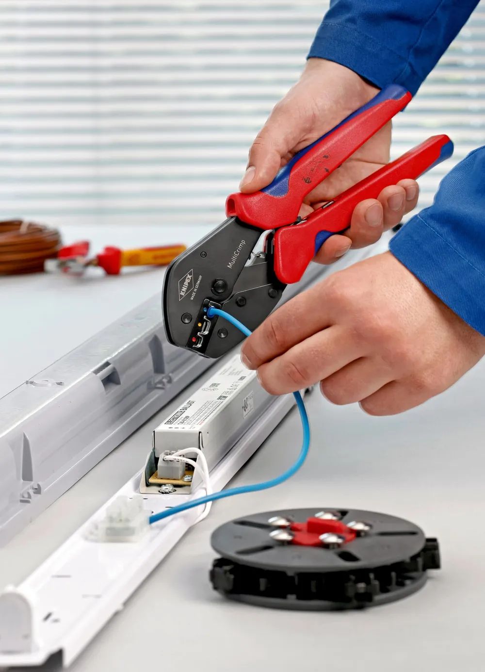 KNIPEX MultiCrimp® Crimpzange mit Wechselmagazin mit Mehrkomponenten-Hüllen brüniert 250 mm