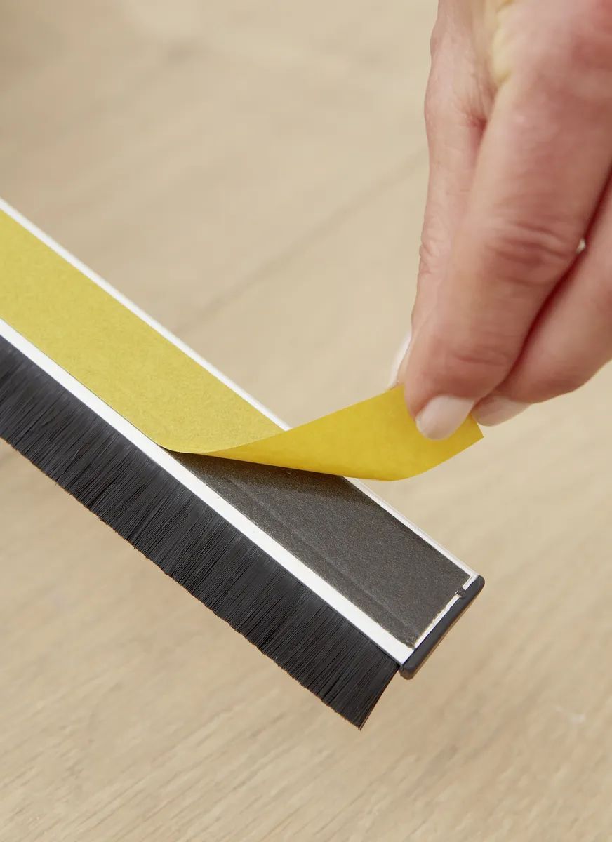 tesa® Bürstendichtung Comfort – braun – flexible Türdichtung für Zugluftschutz