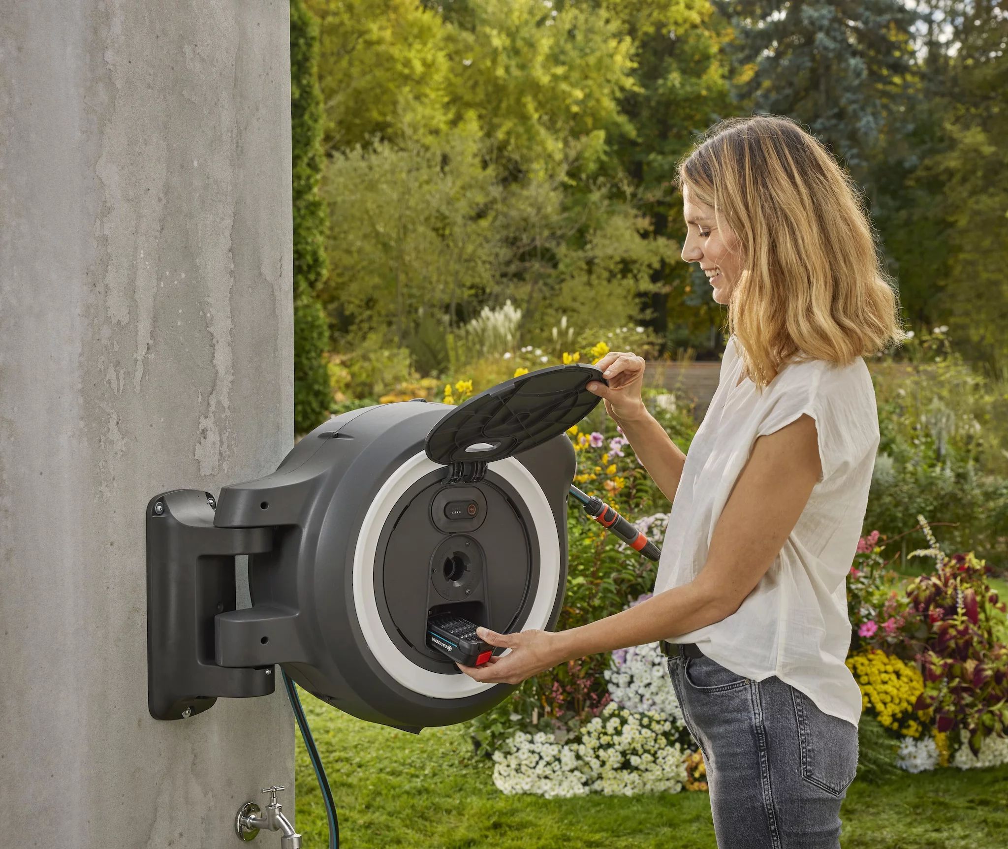 Gardena Akku-Wand-Schlauchbox PowerRoll XL 18V P4A solo (weiß), 35m