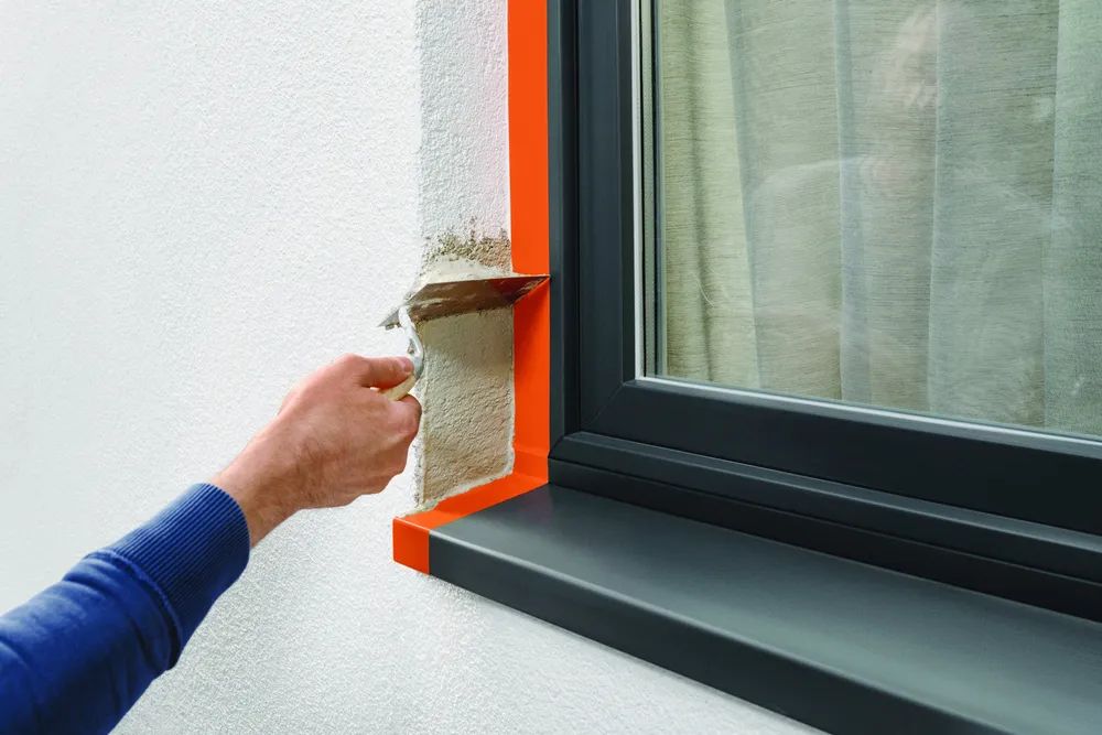 tesa® Putzband sPVC Glatt Gelb 33 m x 50 mm – wetterbeständiges Klebeband für Außenbereiche