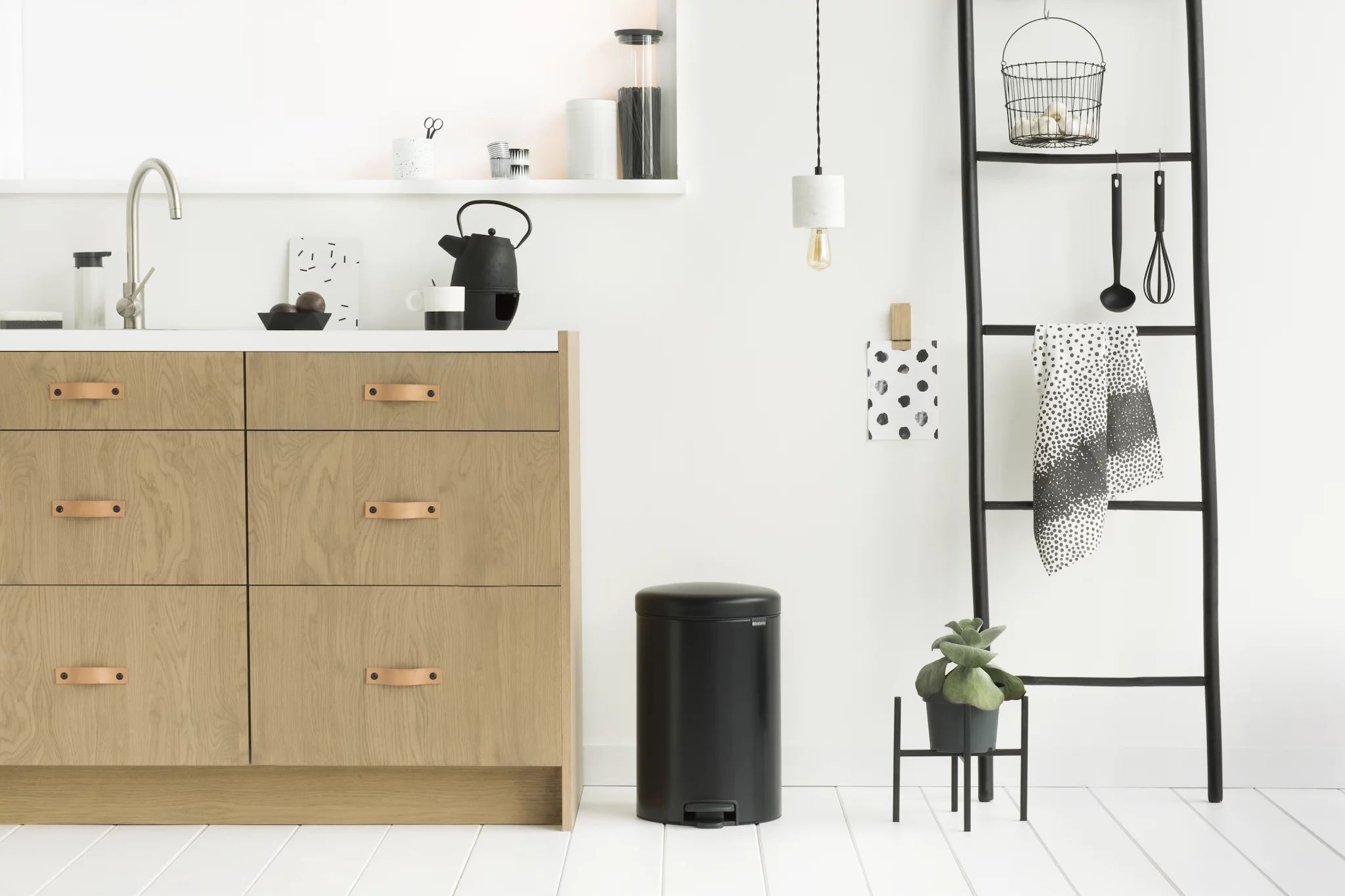 Brabantia newIcon Treteimer, 20l, Matt Black