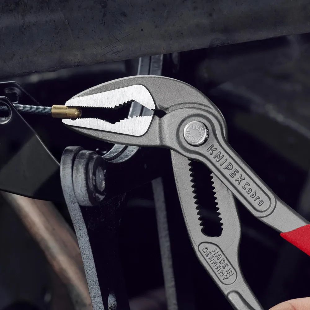 KNIPEX 87 51 180 Cobra® ES Wasserpumpenzange extra-schlank mit rutschhemmendem Kunststoff überzogen grau atramentiert 180 mm