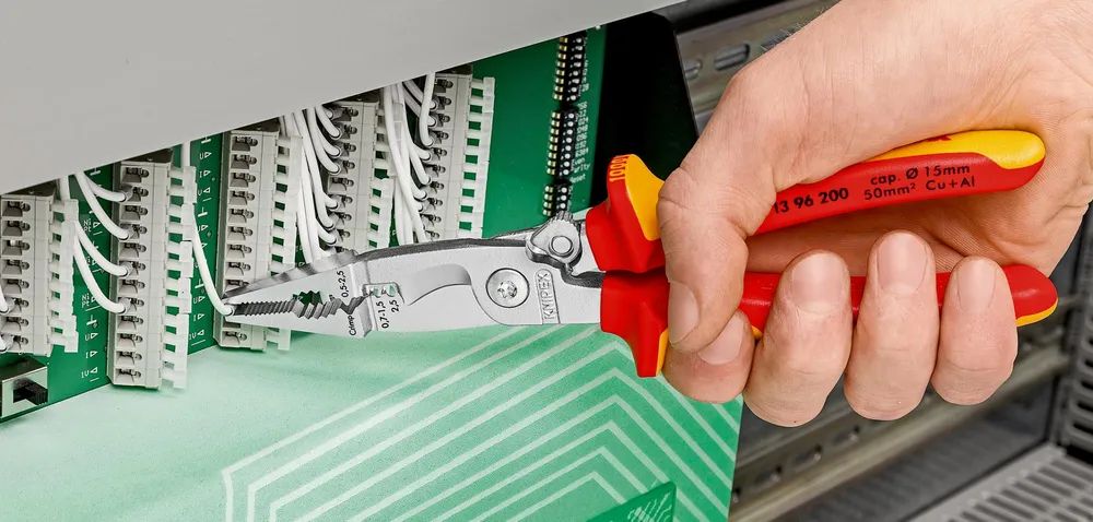 KNIPEX Elektro-Installationszange mit Mehrkomponenten-Hüllen schwarz atramentiert 200 mm