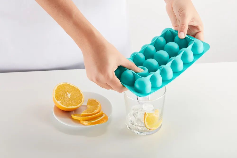 Lékué Rechteckige Eiswürfelform mit Deckel - Turquoise