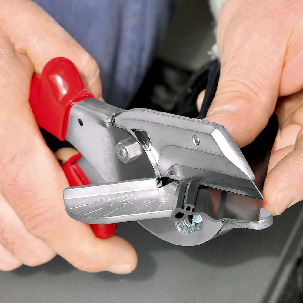 KNIPEX Gehrungsschere für Kunststoff- und Gummiprofile mit Kunststoff-Hüllen verchromt 215 mm