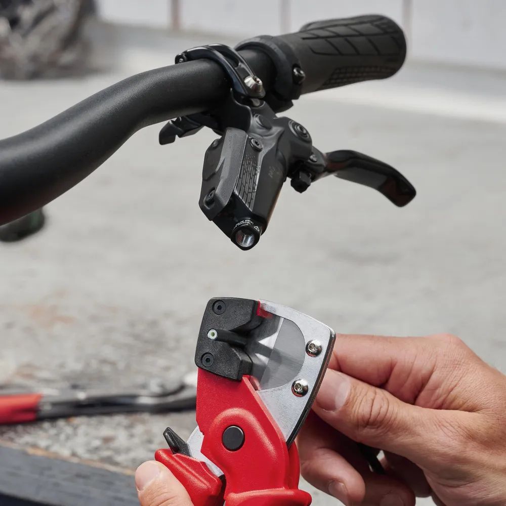 KNIPEX Rohrschneider für Mehrschicht- und Pneumatikschläuche aus zähem, glasfaserverstärktem Kunststoff 185 mm