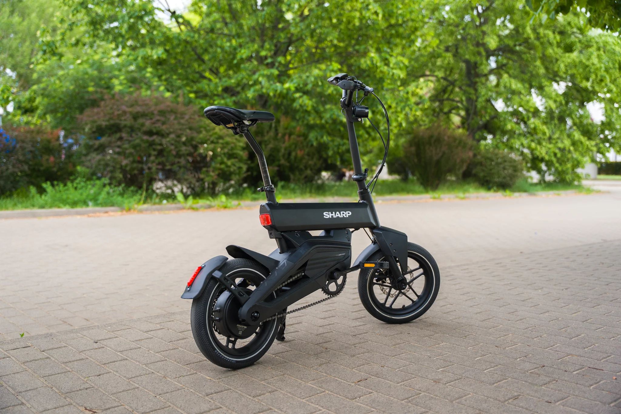 Sharp BK-AD04-EB Micro Mobility Electric Bike - schwarz