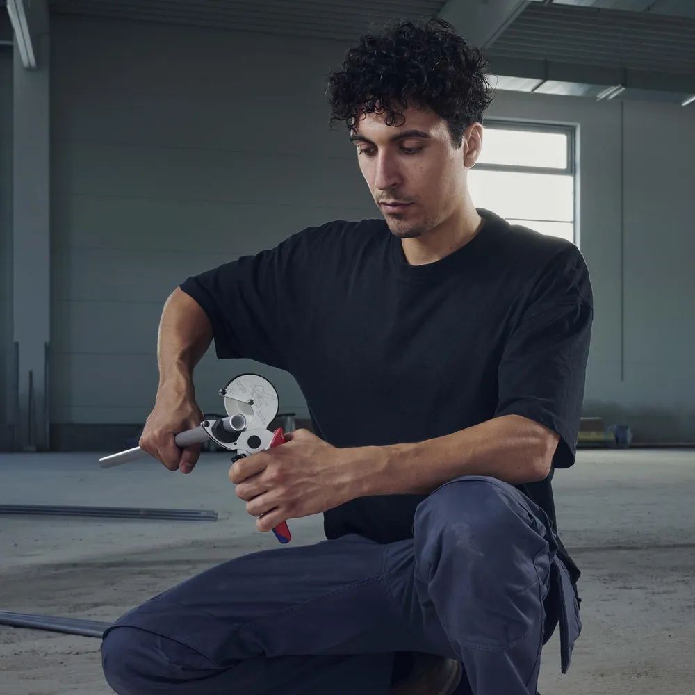 KNIPEX Rohrschneider für Verbund- und Kunststoffrohre mit Mehrkomponenten-Hüllen verchromt 210 mm