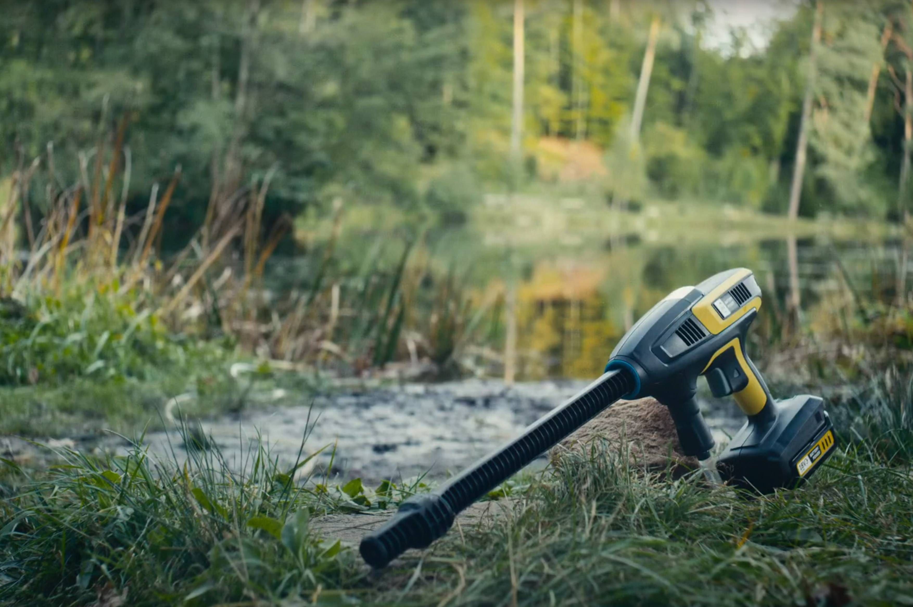 Kärcher Akku-Hochdruckreiniger für mobile Outdoor-Reinigung am See – kabellos und flexibel einsetzbar.