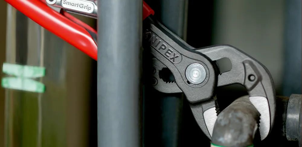 KNIPEX SmartGrip® Wasserpumpenzange mit automatischer Einstellung mit Kunststoff-Hüllen grau atramentiert 250 mm