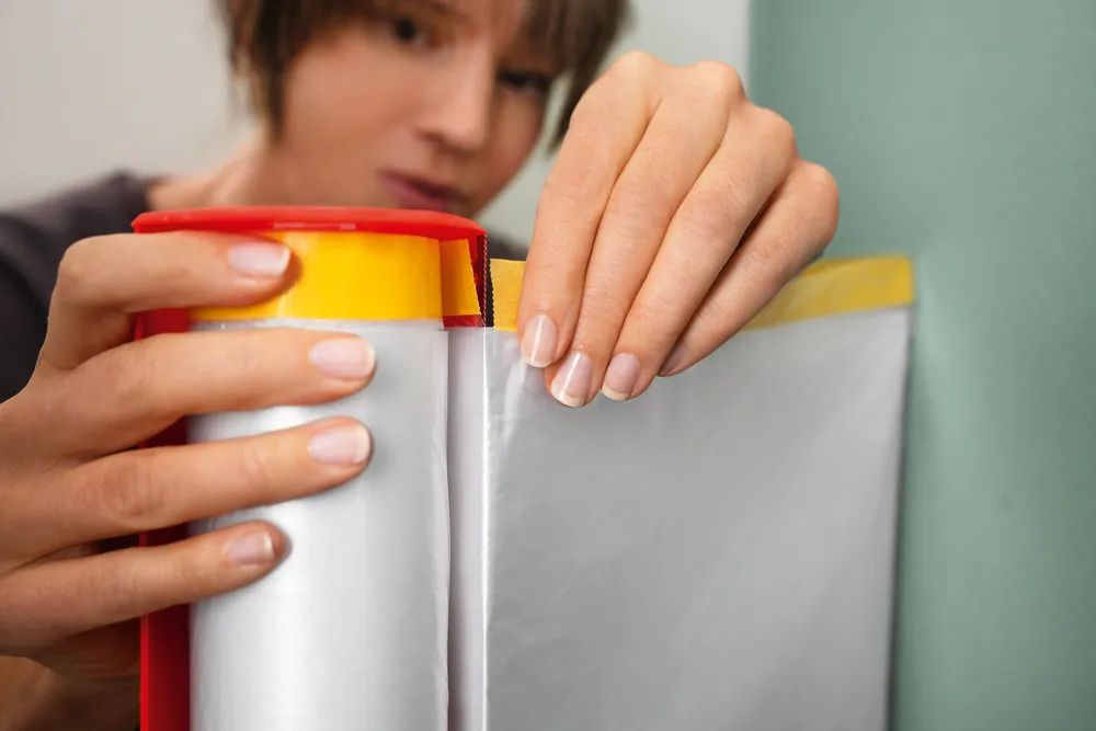 tesa® EASY COVER Perfect+ – Malerfolie inkl. Spender – Abdeckfolie für präzises Arbeiten