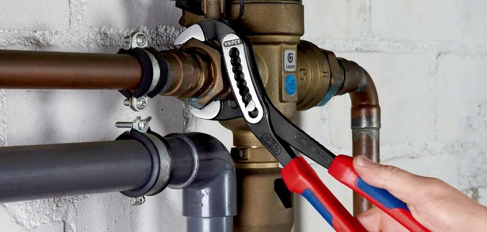 KNIPEX Alligator® Wasserpumpenzange mit Mehrkomponenten-Hüllen schwarz atramentiert 300 mm