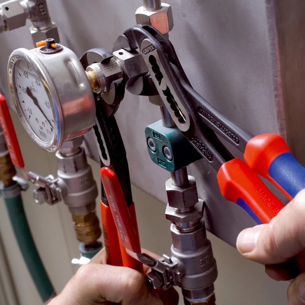 KNIPEX Alligator® Wasserpumpenzange mit schlanken Mehrkomponenten-Hüllen schwarz atramentiert 250 mm