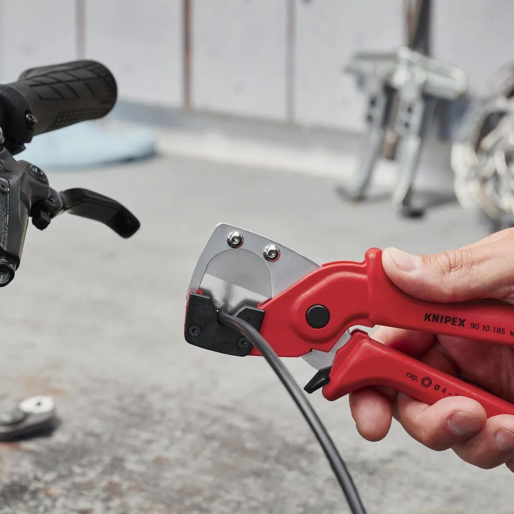KNIPEX Rohrschneider für Mehrschicht- und Pneumatikschläuche aus zähem, glasfaserverstärktem Kunststoff 185 mm