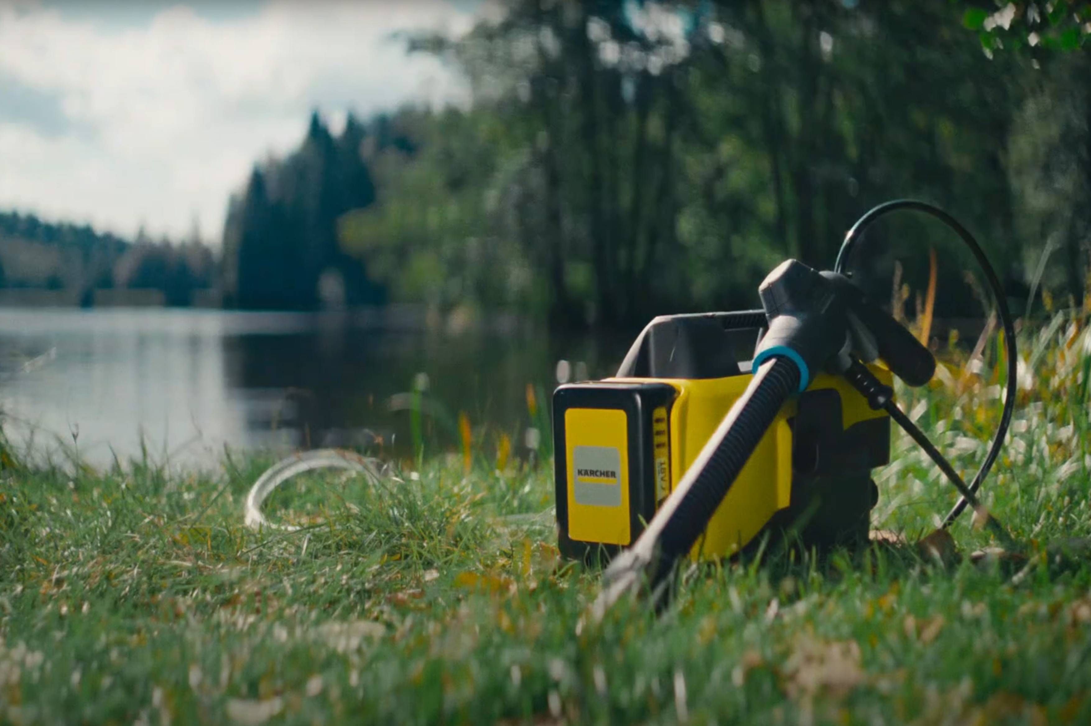 Mobiler Kärcher Hochdruckreiniger für Outdoor-Reinigung am See – flexibel und unabhängig einsetzbar.