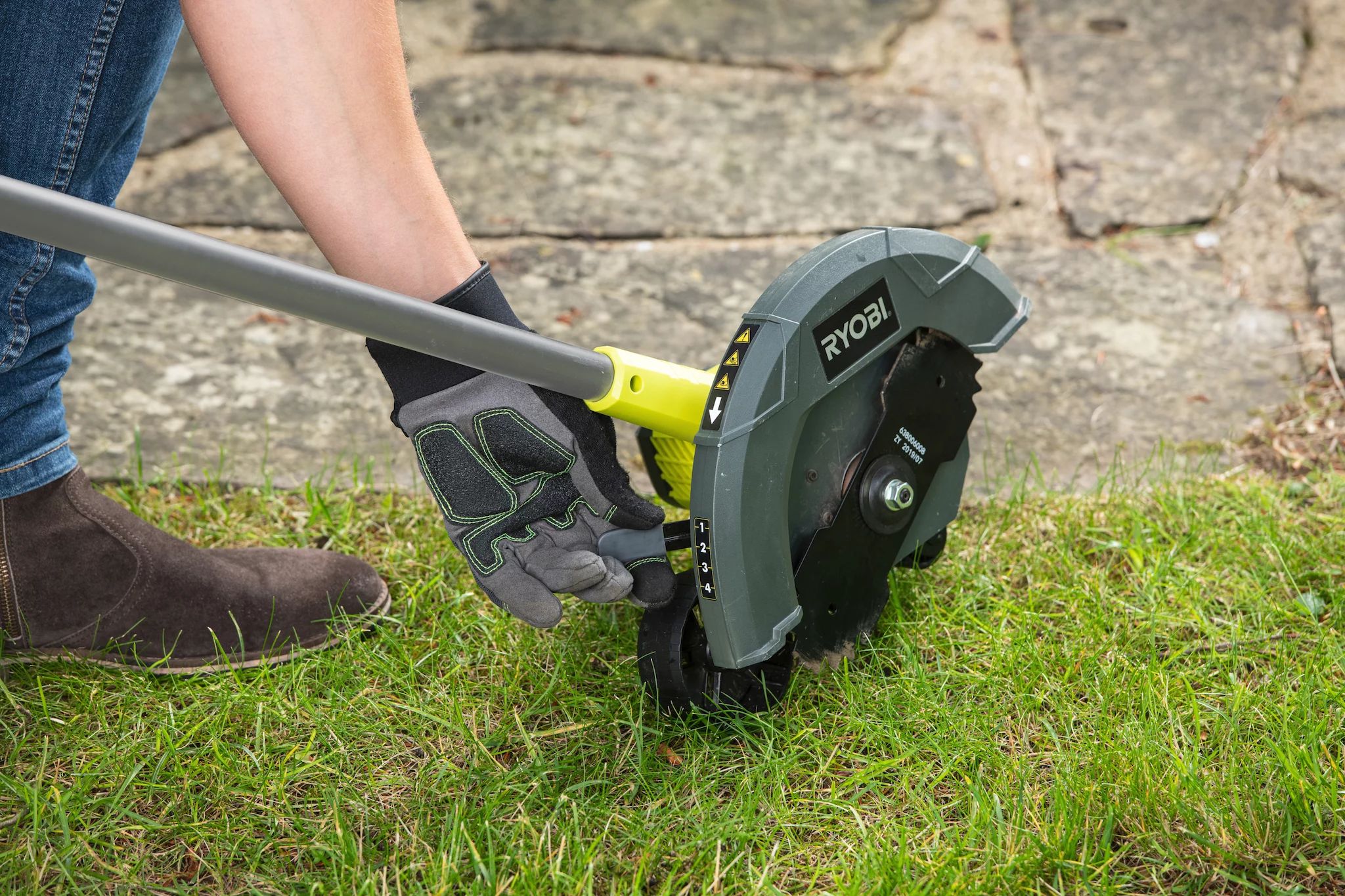 RYOBI 18 V ONE+ Akku-Kantenschneider RY18EGA-0
