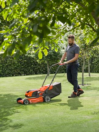 Husqvarna Set LC 142iS inkl. 2x 40-B140+ C80