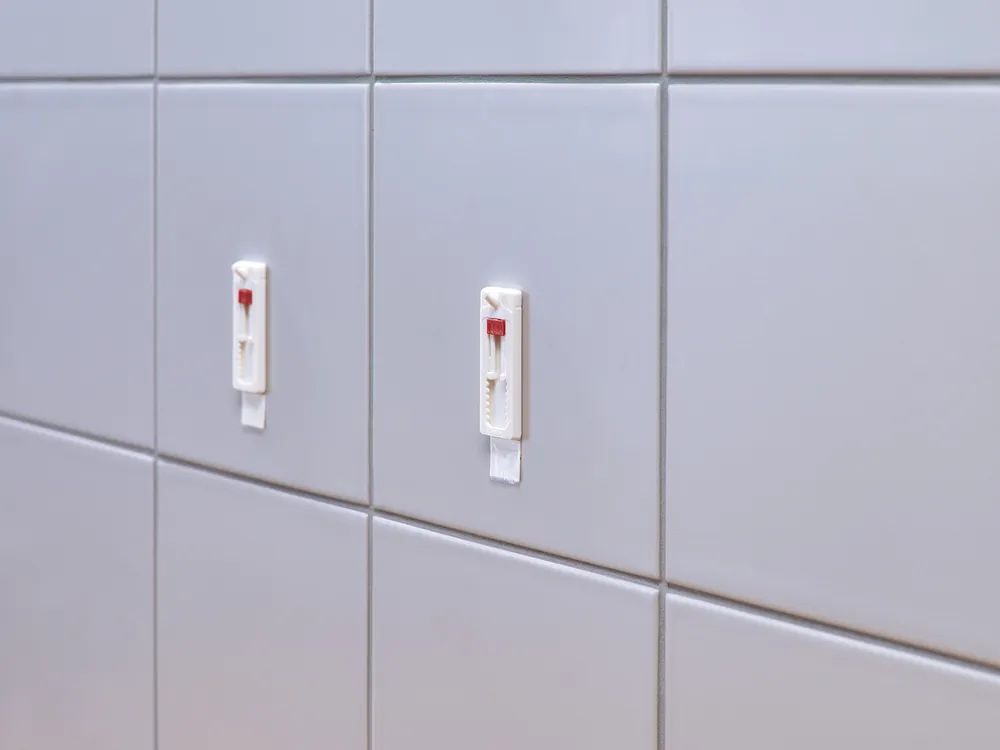 tesa® Klebenagel für Fliesen & Metall – 3 kg Tragkraft – selbstklebend & repositionierbar