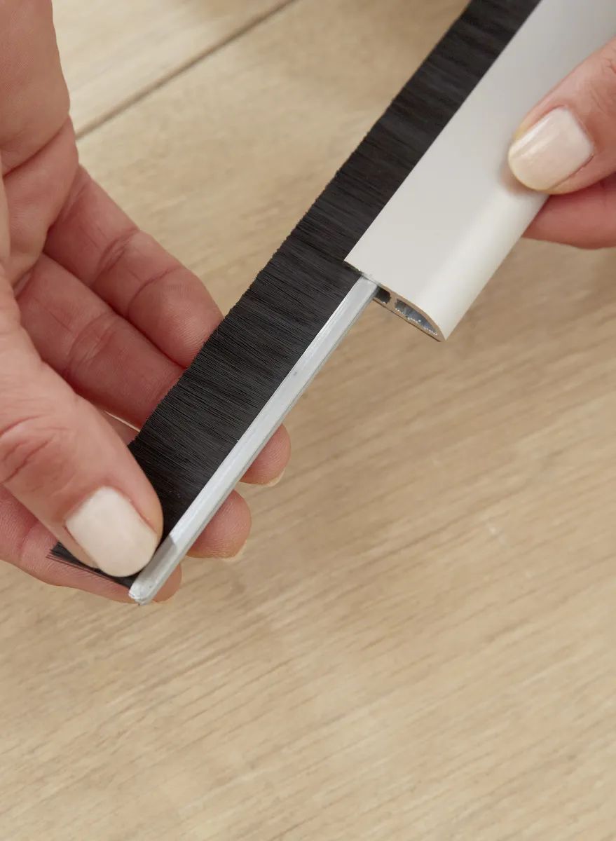 tesa® Bürstendichtung Comfort – braun – flexible Türdichtung für Zugluftschutz
