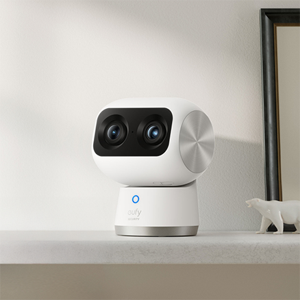 Moderne Eufy Innenkamera auf einem Regal zur intelligenten Smart Home Überwachung