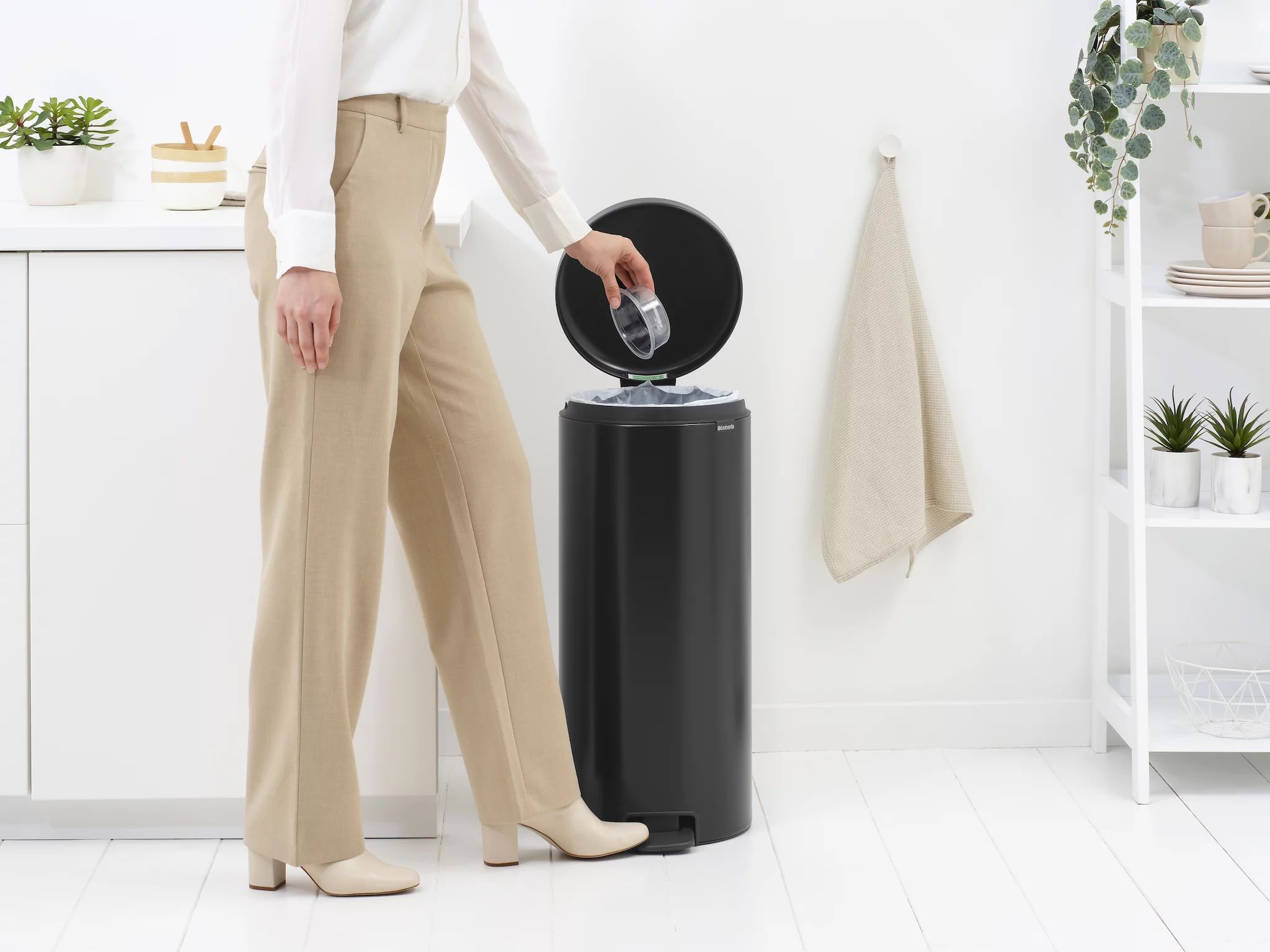 Brabantia newIcon Treteimer 30l mit Kunststoffeinsatz, Matt Black