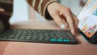 Logitech Flip Folio - Tastatur und Foliohülle - full size - kabellos - Bluetooth 5.1 LE - QWERTZ - Deutsch - Graphite - für Apple 13-inch iPad Air (M2, M3)