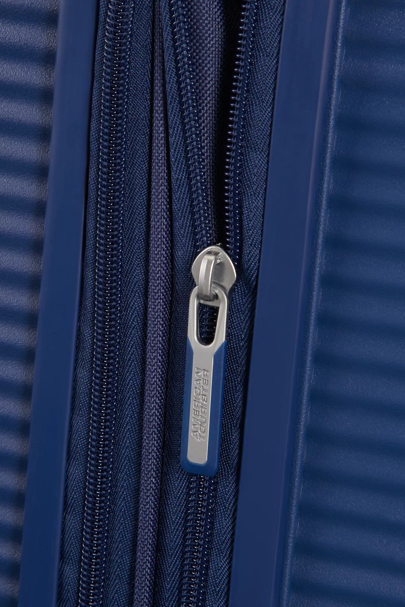 AMERICAN TOURISTER SOUNDBOX SPINNER 67/24 TSA EXP, MIDNIGHT NAVY