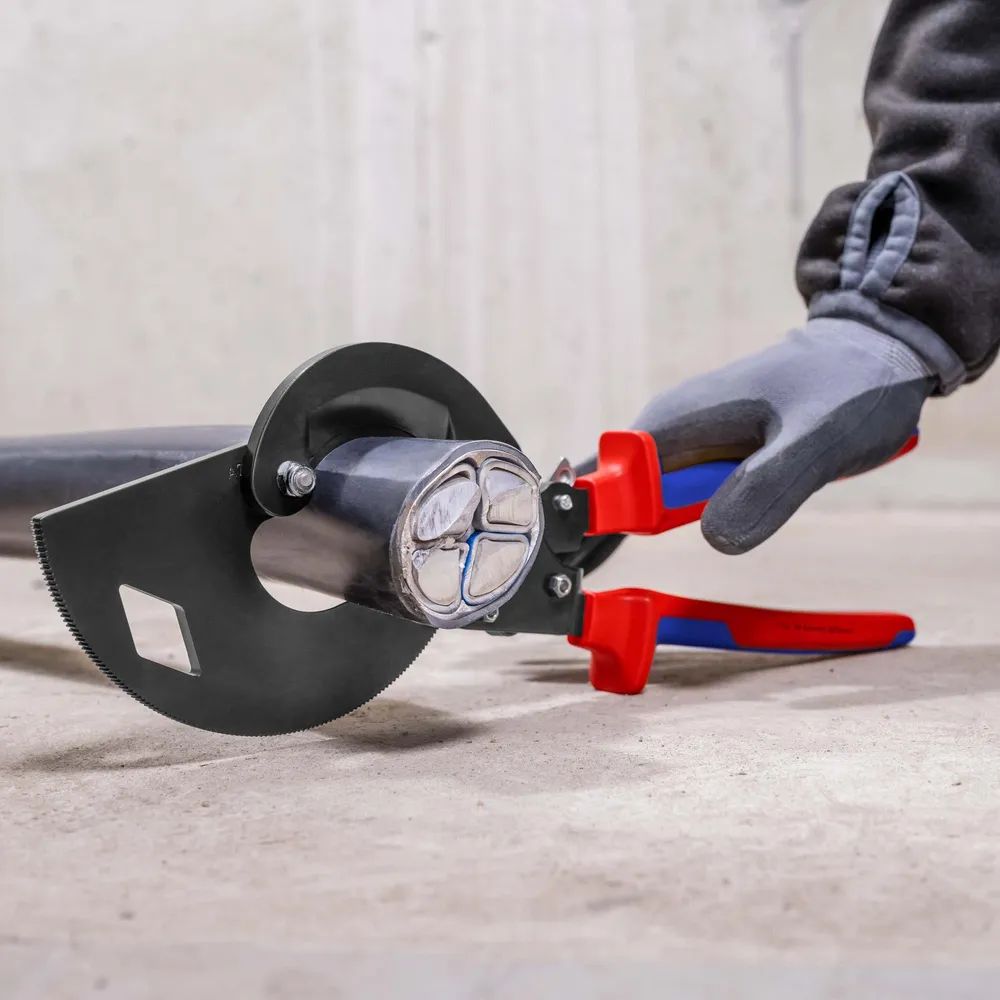 KNIPEX Kabelschneider (Ratschenprinzip, Dreigang) mit Mehrkomponenten-Hüllen schwarz lackiert 320 mm