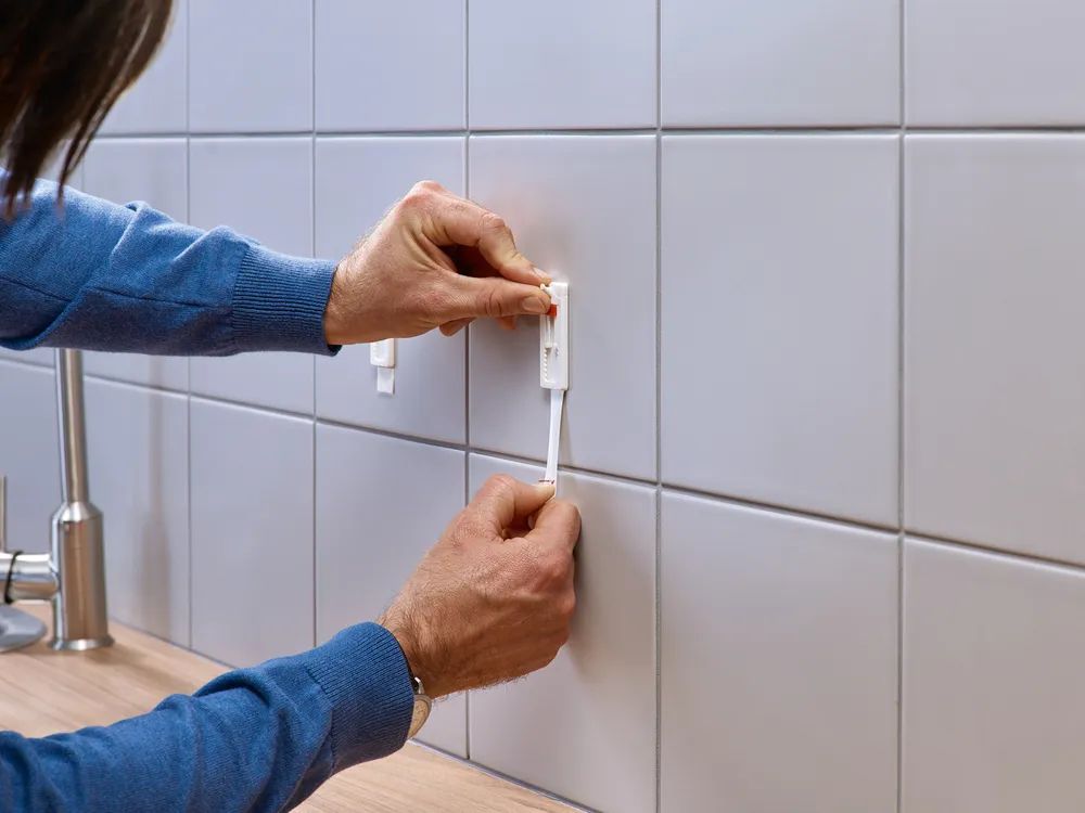 tesa® Klebenagel für Fliesen & Metall – 3 kg Tragkraft – selbstklebend & repositionierbar