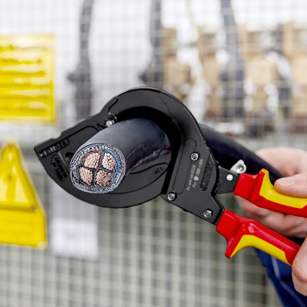 KNIPEX Kabelschneider (Ratschenprinzip) für stahlarmierte Kabel (SWA-Kabel) isoliert mit 2K-Hüllen, VDE-geprüft schwarz lackiert 315 mm