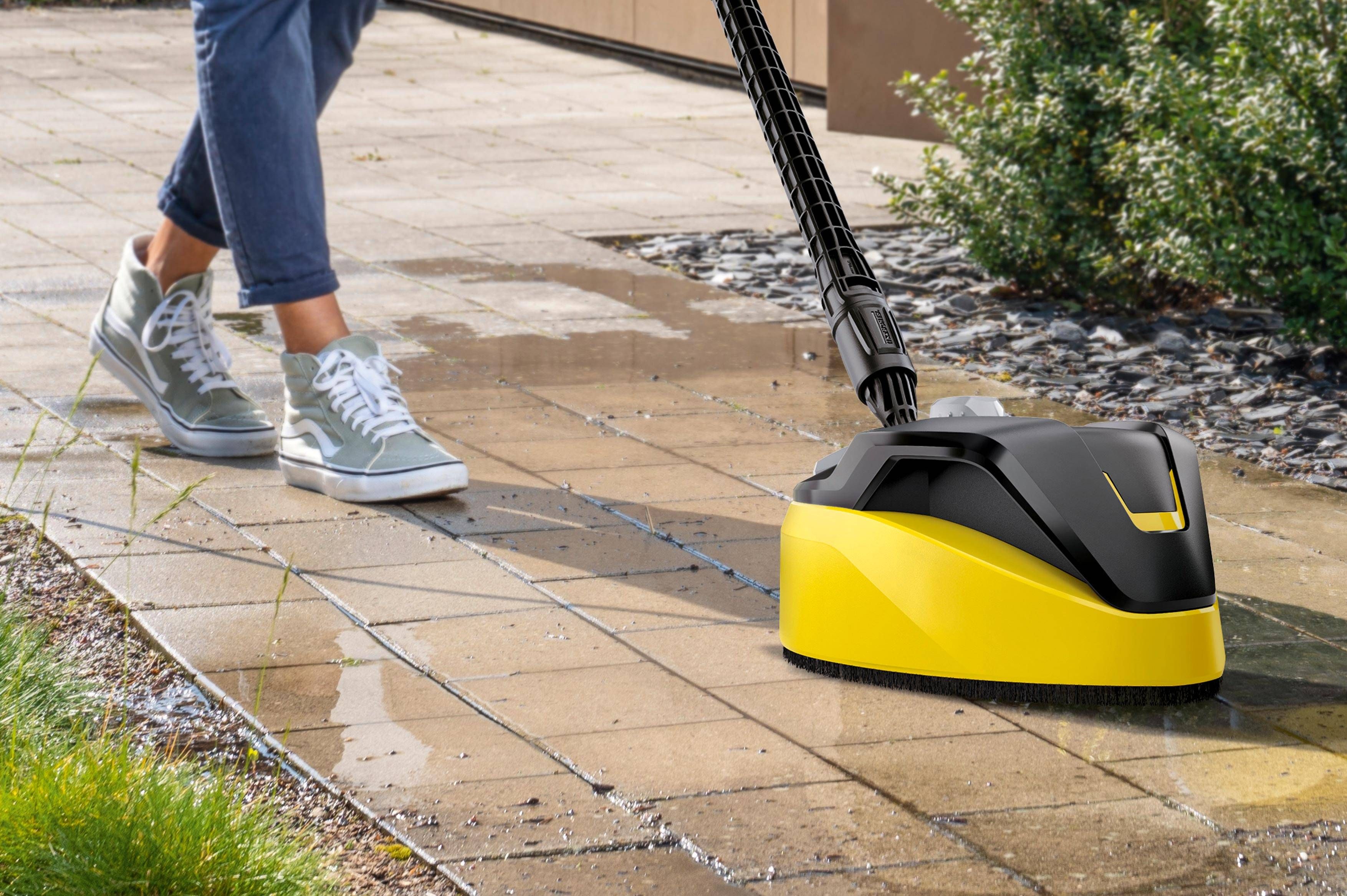 Flächenreiniger für Hochdruckreiniger reinigt gründlich Terrassenplatten und Pflastersteine im Außenbereich.