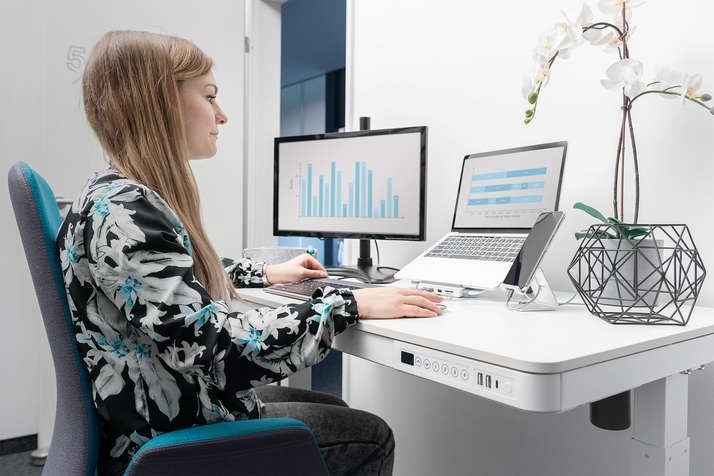DIGITUS Elektrisch höhenverstellbarer Schreibtisch mit USB-Ladestation und Schublade