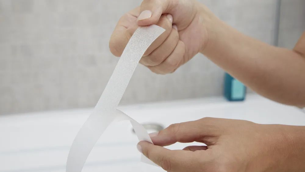 tesa® Anti-Rutschband für Bad und Dusche – 5 m x 25 mm – transparent – Sicherheit auf nassen Flächen