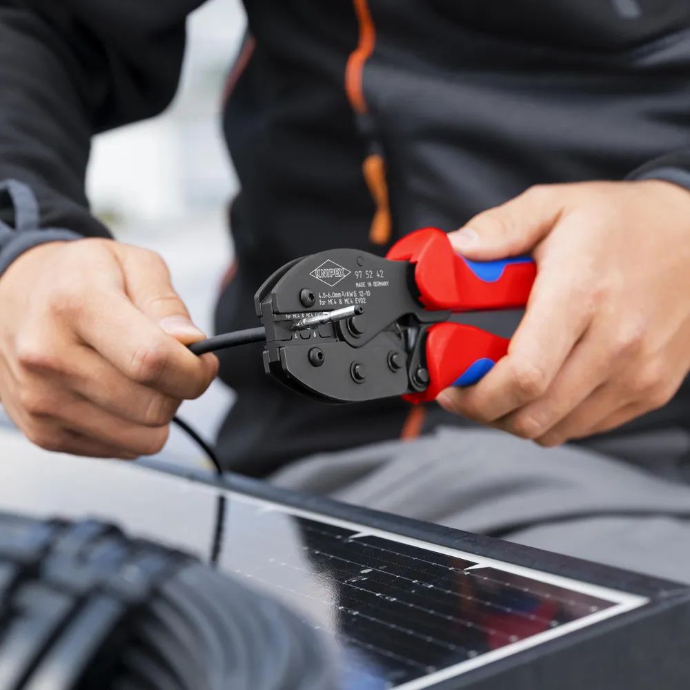 KNIPEX PreciForce® Crimpzange für MC4®-/MC4® EVO 2-Steckverbinder mit rutschhemmenden Kunststoff-Hüllen brüniert 220 mm