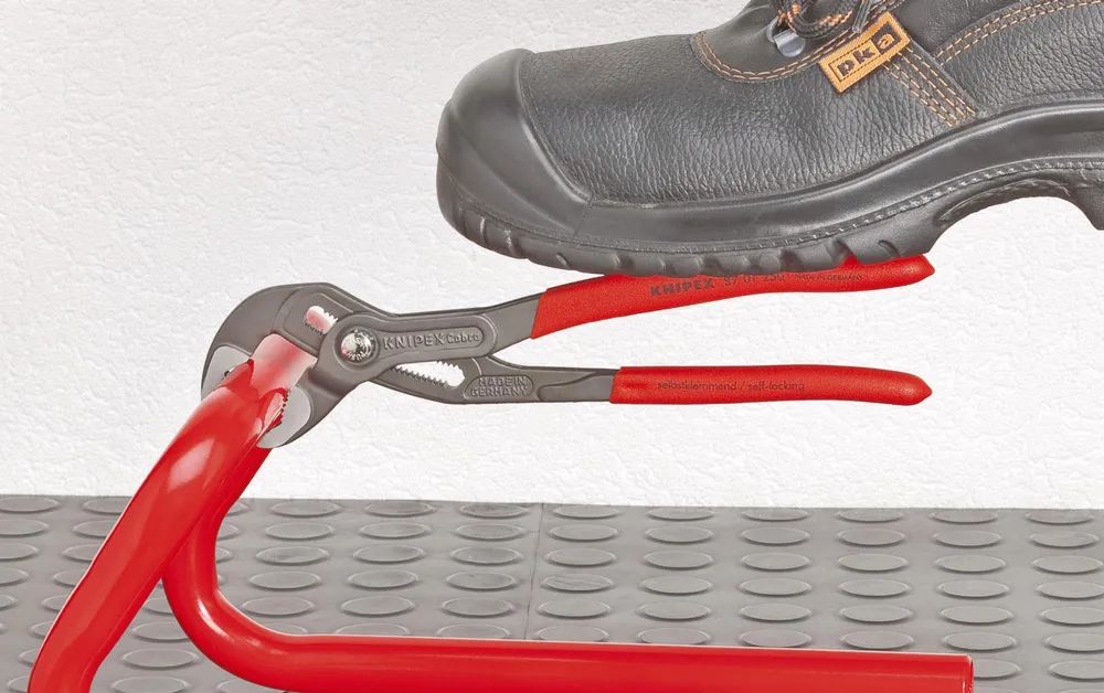 KNIPEX Cobra® Hightech-Wasserpumpenzange mit Mehrkomponenten-Hüllen grau atramentiert 180 mm
