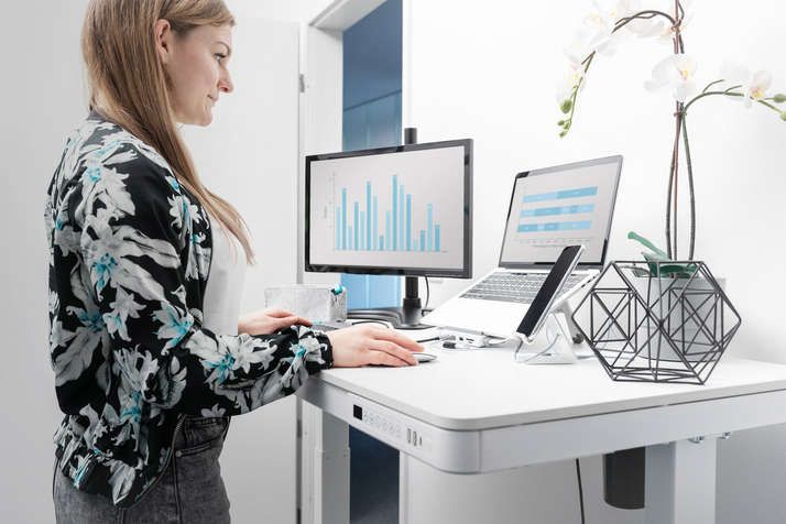 DIGITUS Elektrisch höhenverstellbarer Schreibtisch mit USB-Ladestation und Schublade