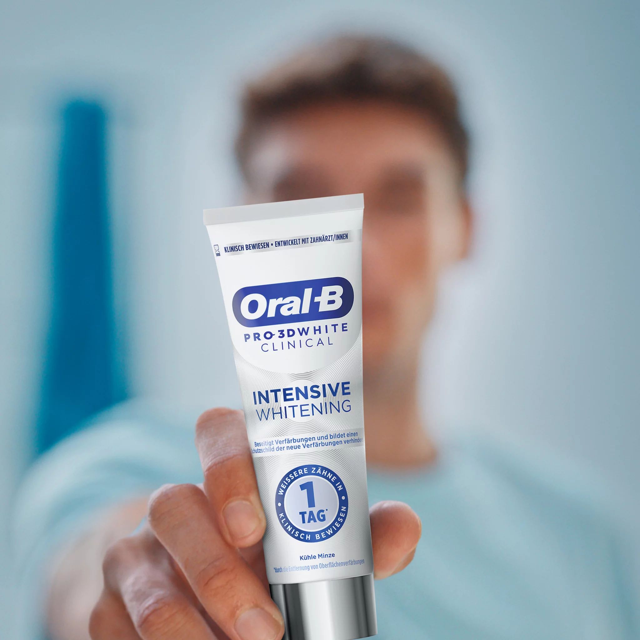 Oral-B iO Radiant White Schwarz 4er + Oral-B 3D White Clinical Kühle Minze Special Pack
