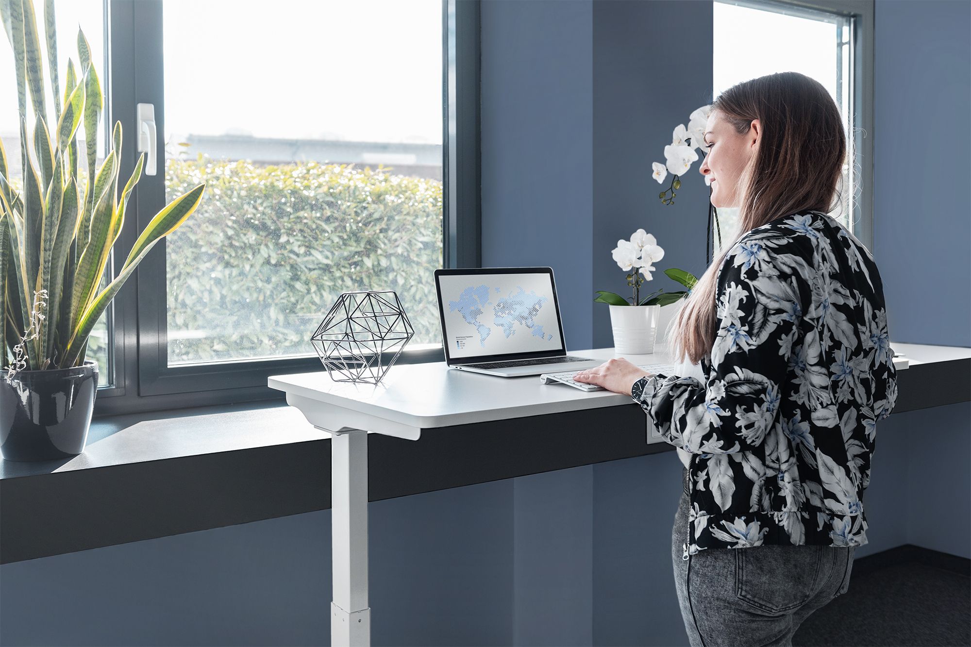 DIGITUS Elektrisch höhenverstellbarer Schreibtisch