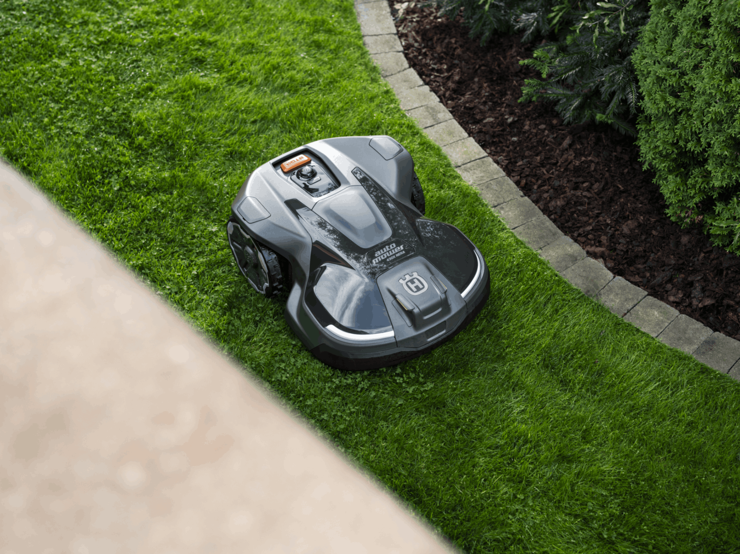 Husqvarna Automower auf Wiese