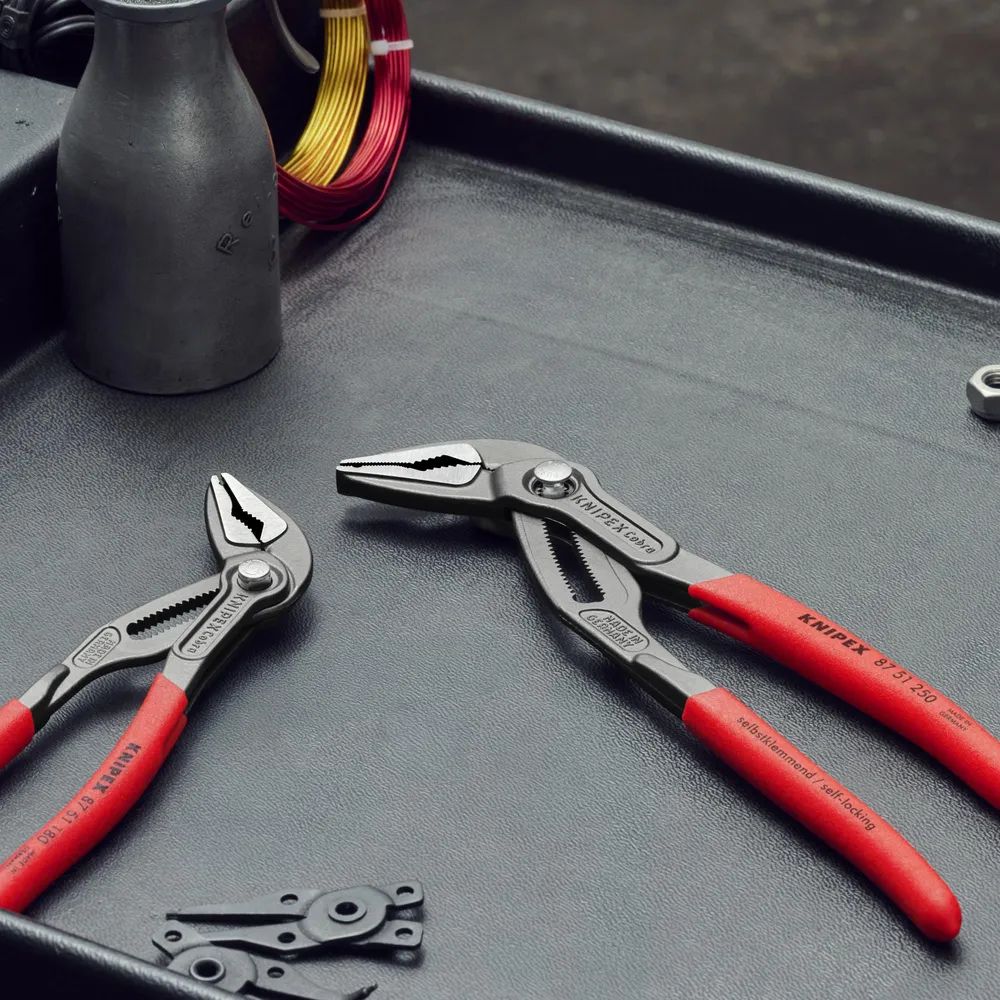 KNIPEX 87 51 180 Cobra® ES Wasserpumpenzange extra-schlank mit rutschhemmendem Kunststoff überzogen grau atramentiert 180 mm